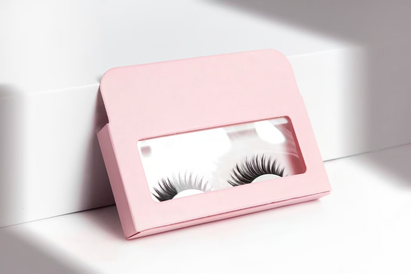 Perfectly Designed Eyelash Box to Keep Your Lashes Intact