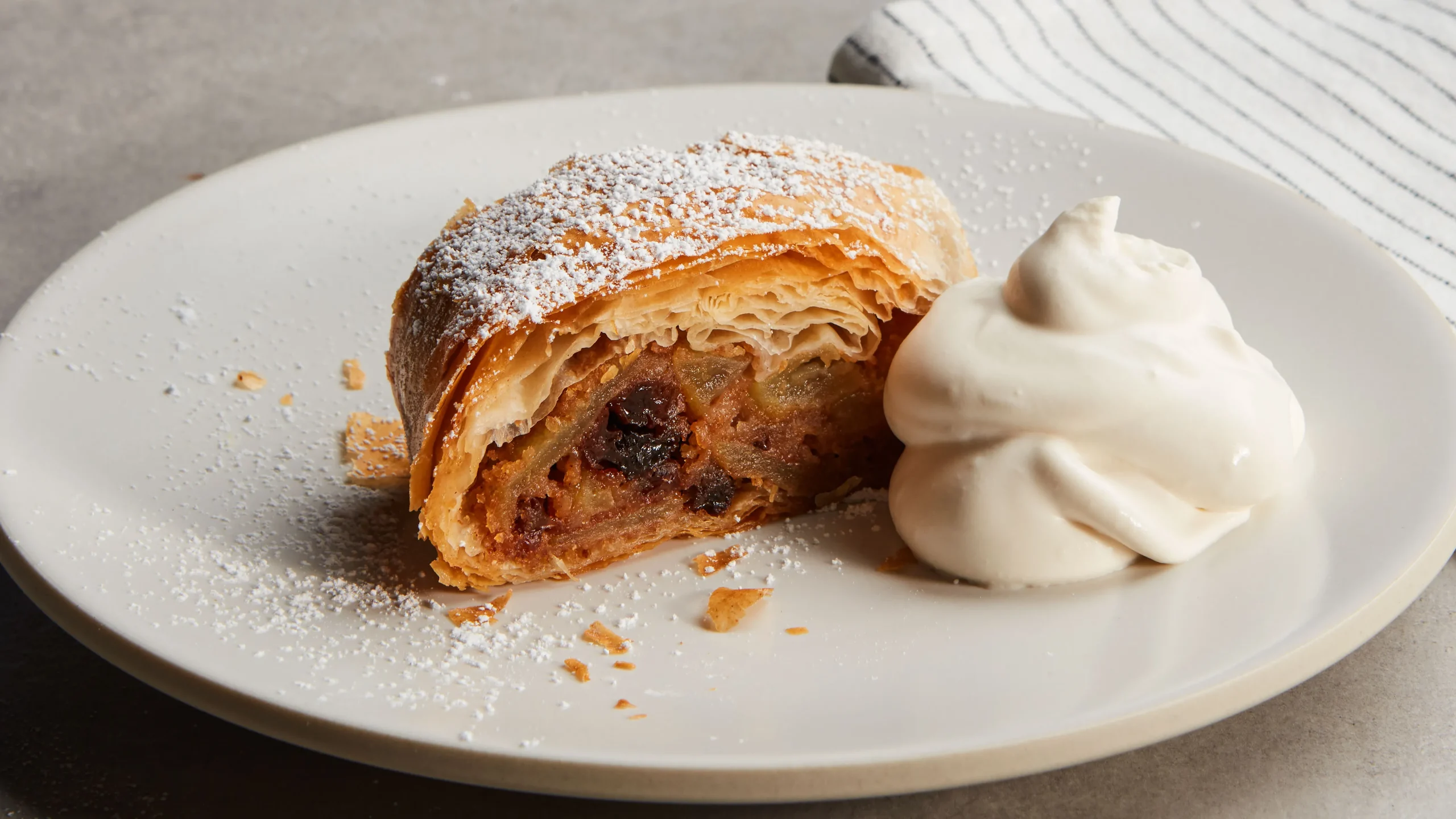 Best sweet apple strudel dessert cafés in Berlin